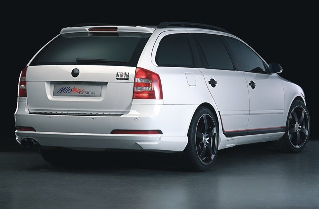 Práh pátých dveří s výstupky - 3D Carbonstyl, Škoda Octavia II. Limousine