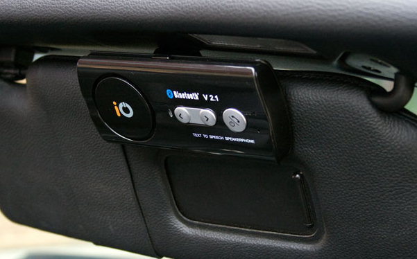 Přenosná bluetooth HF sada na stínítko