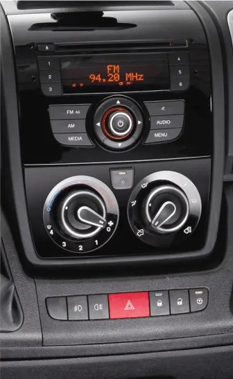 2DIN/1DIN redukce pro Fiat Ducato 11-15, Citroën Jumper 11-15, Peugeot Boxer 11-15 s OEM rádio SONY