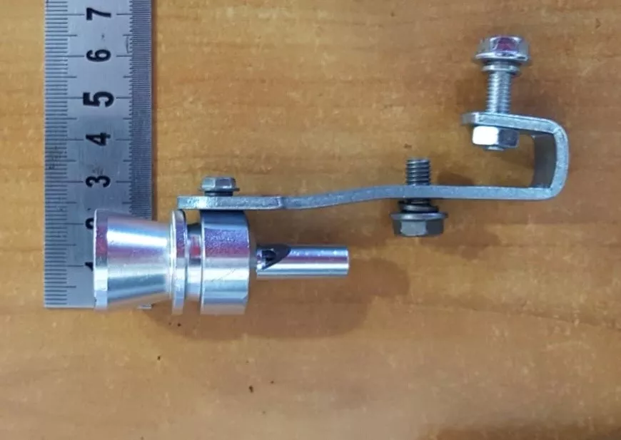Píšťala do výfuku pro simulaci Turbo zvuku