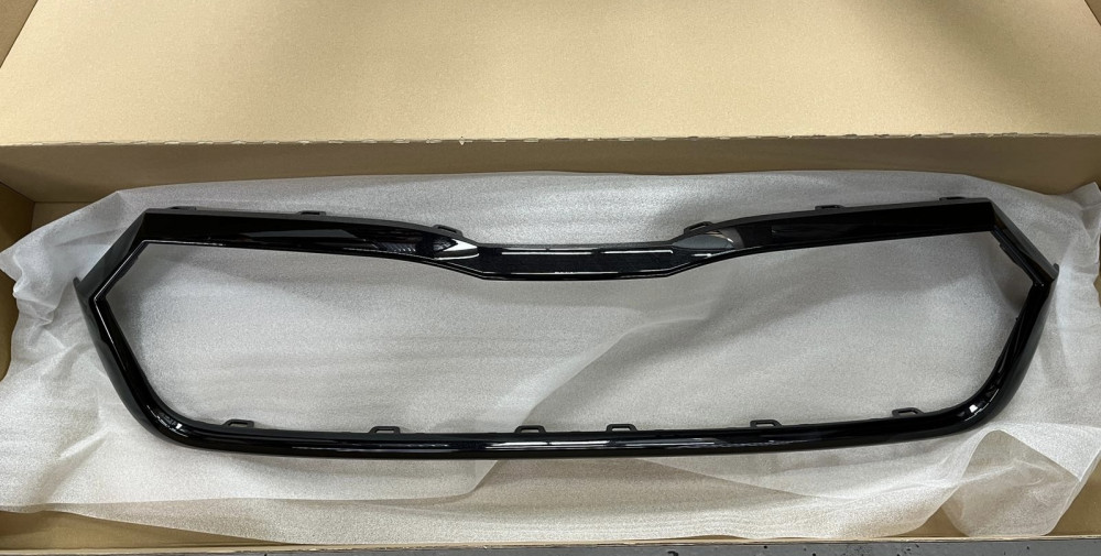 Rámeček přední masky RS perleťově černý lesk Škoda Octavia IV, originál