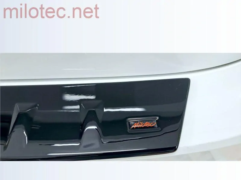 Práh pátých dveří - černý lesklý "klavírlak", Superb IV. Combi