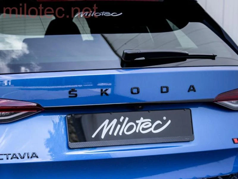 Lišta nad zadní SPZ, černý lesklý "klavírlak", Octavia IV./Octavia IV.RS od r.v. 2019 -