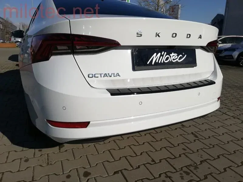 Práh pátých dveří s výstupky, černý lesklý "klavírlak", Škoda Octavia IV. Limousine / Limousine RS, od r.v.