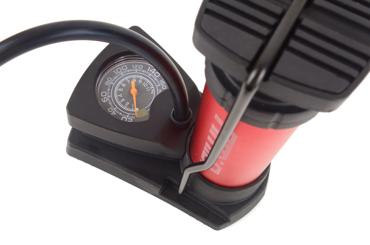 Nožní mini pumpa s manometrem 11 BAR - Amio