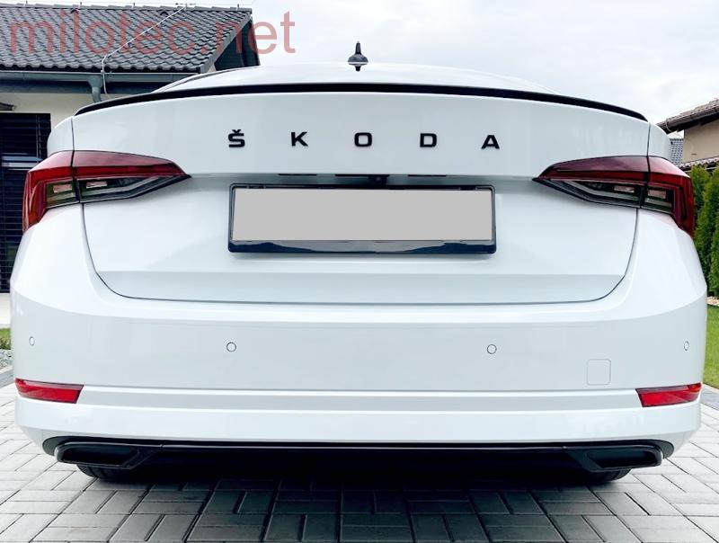 Dummy – koncovky výfuku se středovou lištou, černý lesklý "klavírlak", Octavia IV., Limousine / Combi / Hybrid, od r.v. 2020