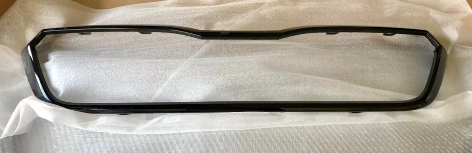 Rámeček přední masky Škoda Kamiq (od roku 2019>) černý lesklý, originál