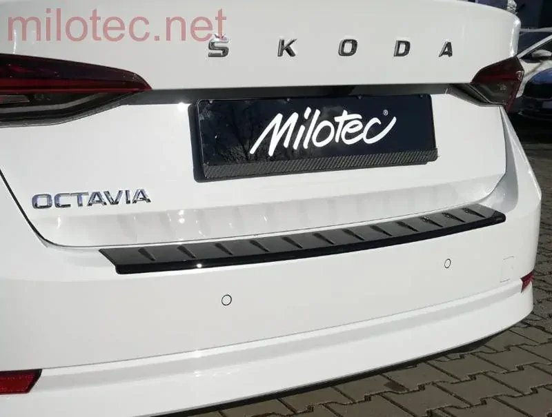 Práh pátých dveří s výstupky, černý lesklý "klavírlak", Škoda Octavia IV. Limousine / Limousine RS, od r.v.