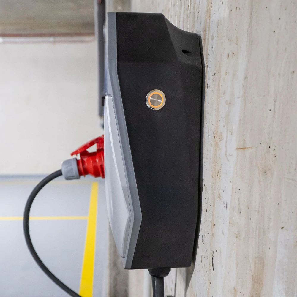 Třífázová nástěnná nabíječka pro elektromobily 11kW 16A 400V, IP66, AMiO