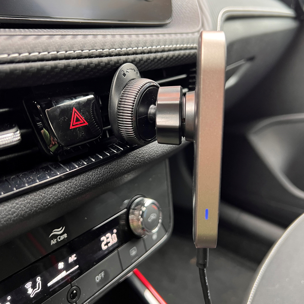 Univerzální QI držák pro telefony magnetický do mřížky ventilace (MagSafe compatible)