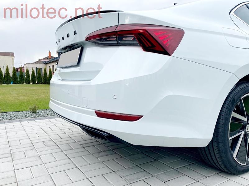 Dummy – koncovky výfuku se středovou lištou, černý lesklý "klavírlak", Octavia IV., Limousine / Combi / Hybrid, od r.v. 2020