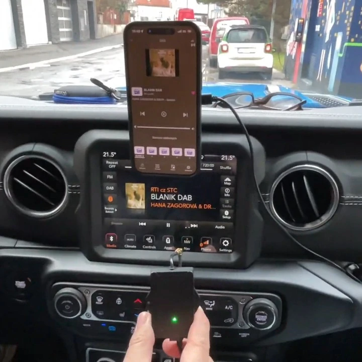 FM + DAB přijímač do auta - smartphone APP (ovládaný chytrým telefonem)