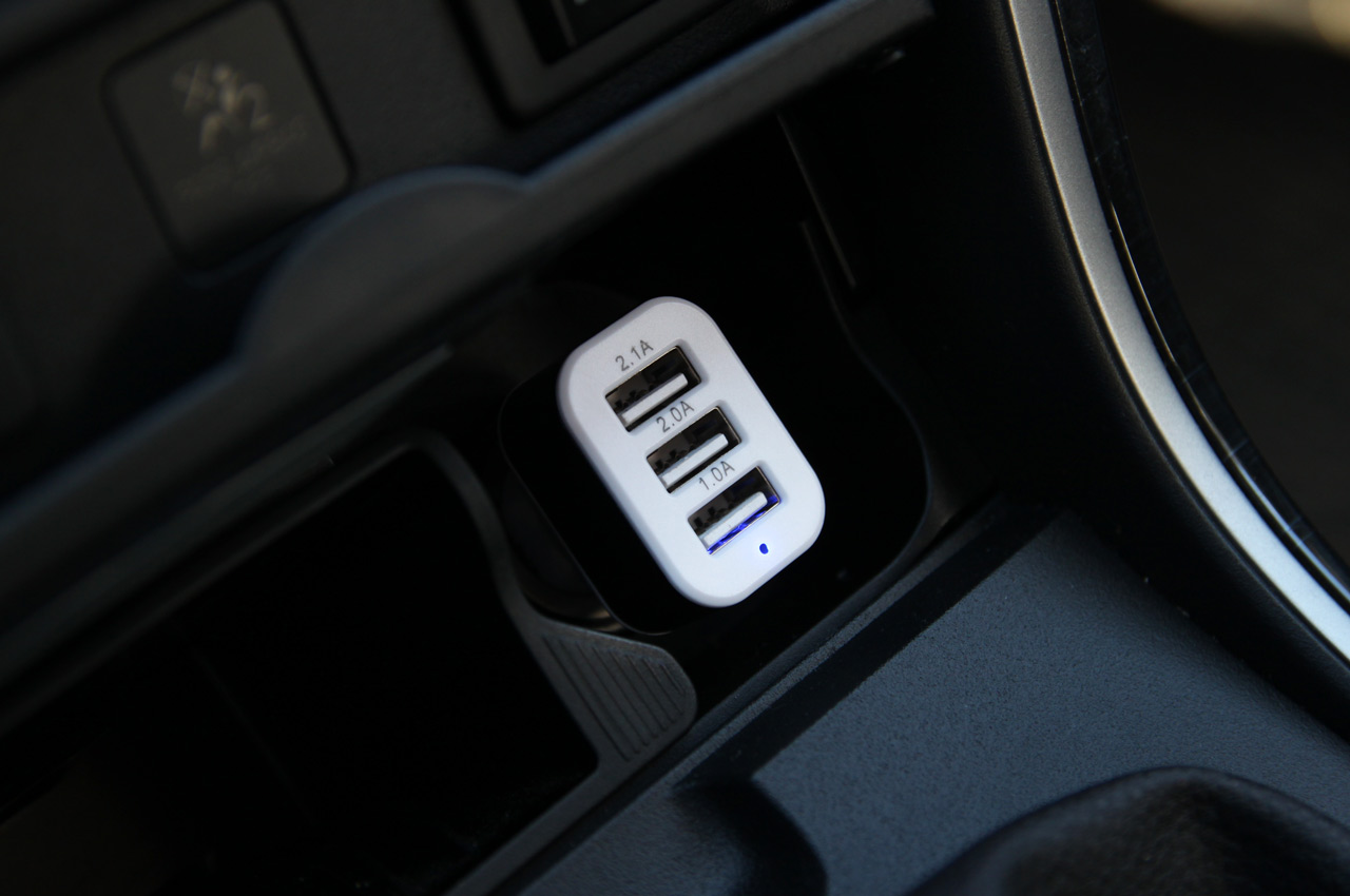 Autonabíječka mobilního telefonu s 3xUSB bílá PCH-03