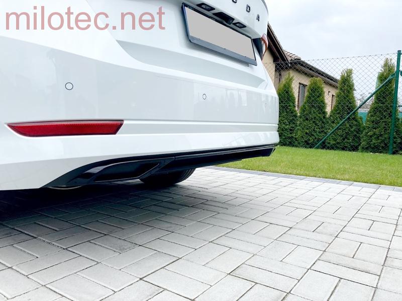 Dummy – koncovky výfuku se středovou lištou, černý lesklý "klavírlak", Octavia IV., Limousine / Combi / Hybrid, od r.v. 2020