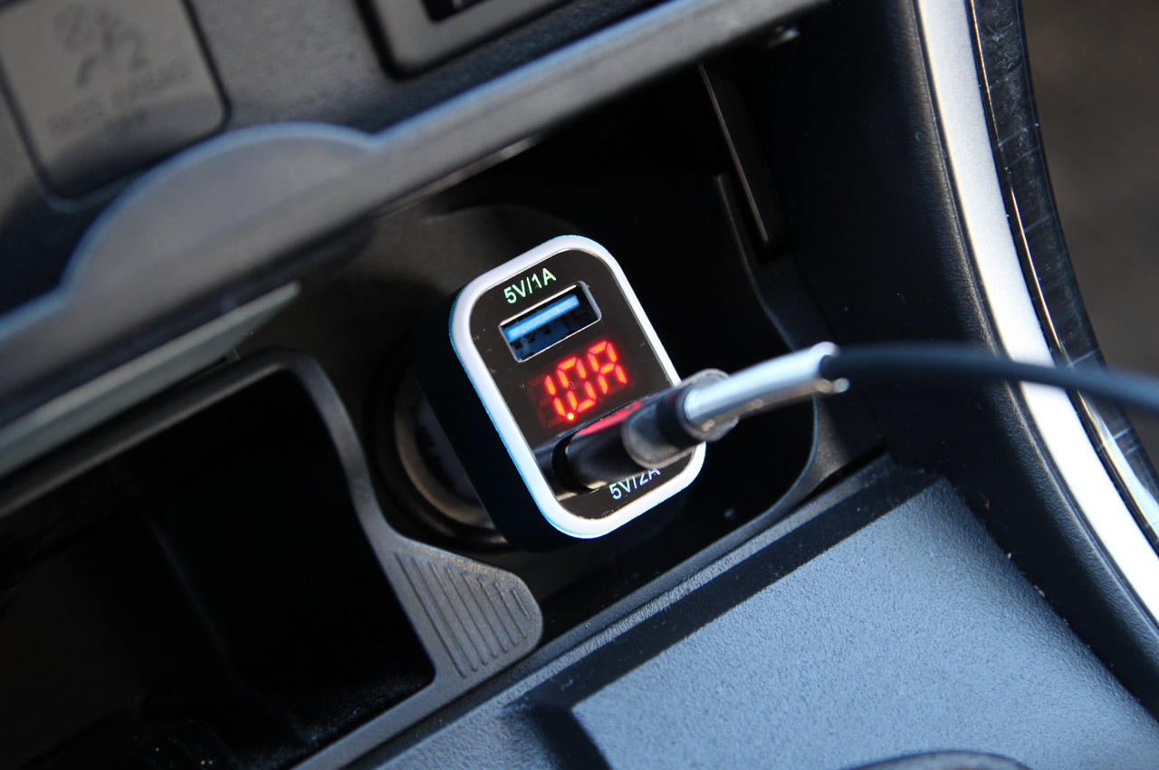 Autonabíječka mobilního telefonu s 2xUSB + tester napětí akumulátoru TEST-04