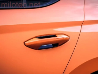 Kryty pod kliky, černý lesklý "klavírlak", Octavia IV. / Kodiaq II.