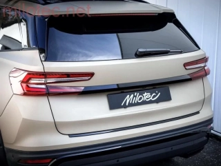 Lišta nad zadní SPZ, černý lesklý "klavírlak", Kodiaq II., 2024 –